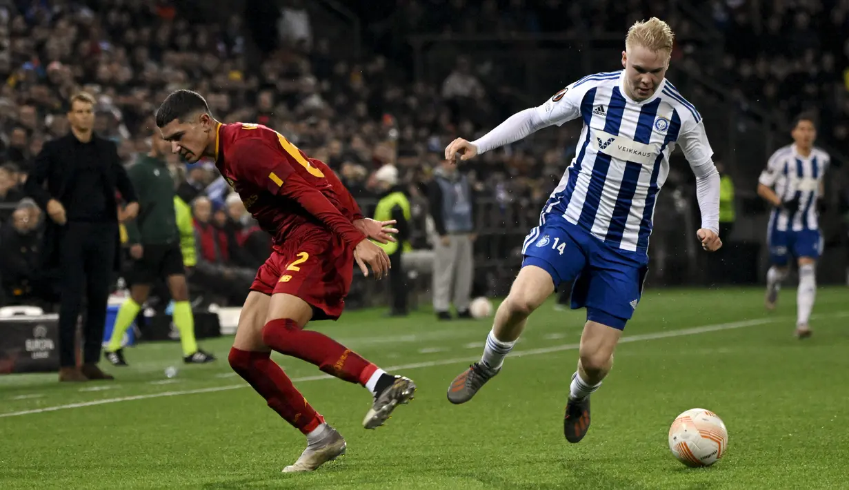 Pemain AS Roma Cristian Volpato (kiri) berebut bola dengan pemain HJK Helsinki Matti Peltola pada pertandingan sepak bola Grup C Liga Europa di Helsinki, Finlandia, 27 Oktober 2022. AS Roma menang 2-1. (Emmi Korhonen/Lehtikuva/AFP)