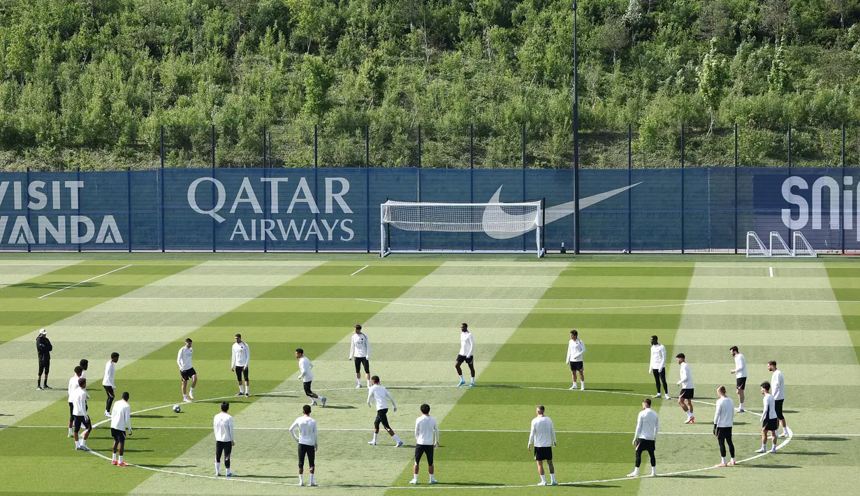 Para pemain Paris Saint-Germain (PSG) mengambil bagian dalam sesi latihan menjelang pertandingan leg kedua semifinal Liga Champions 2024/2025 melawan Arsenal, di tempat latihan klub di Poissy, sebelah barat Paris, pada 6 Mei 2025. (FRANCK FIFE/AFP)