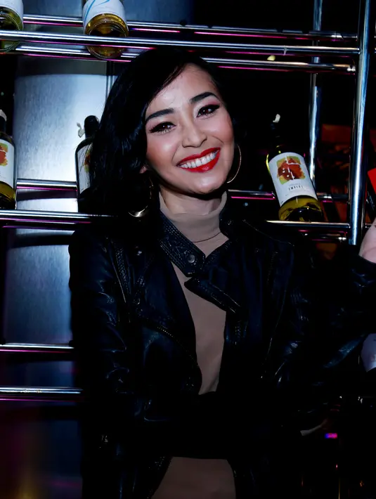 Bagi Rinni Wulandari, sebagai entertainer ia harus bisa terus melakukan inovasi agar selalu ditunggu oleh masyarakat Indonesia. (Wimbarsana K/Bintang.com)