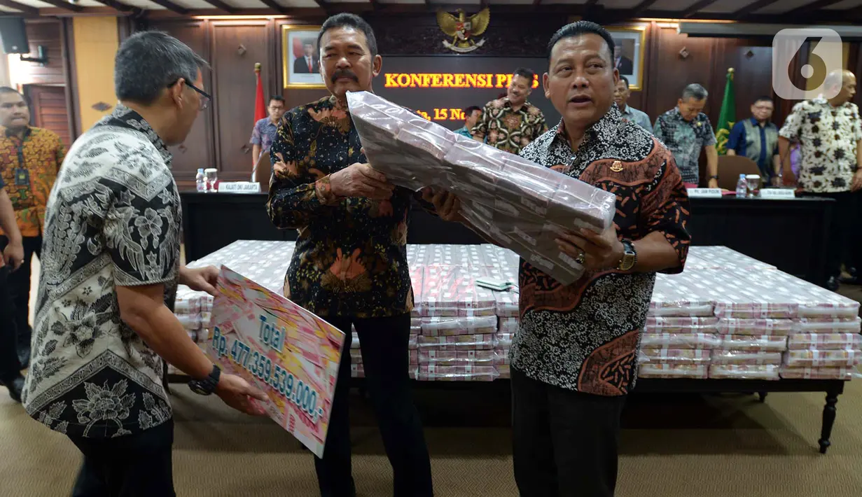 Jaksa Agung ST Burhanuddin memperlihatkan barang bukti perkara hasil eksekusi perkara terpidana Koko Jiang alias Kokos Leo Lim di Gedung Kejaksaan Agung, Jumat (15/11/2019). Kejaksaan menyita barang bukti dalam perkara tindak pidana korupsi sebesar Rp. 477.359.539.000. (merdeka.com/Imam Buhori)