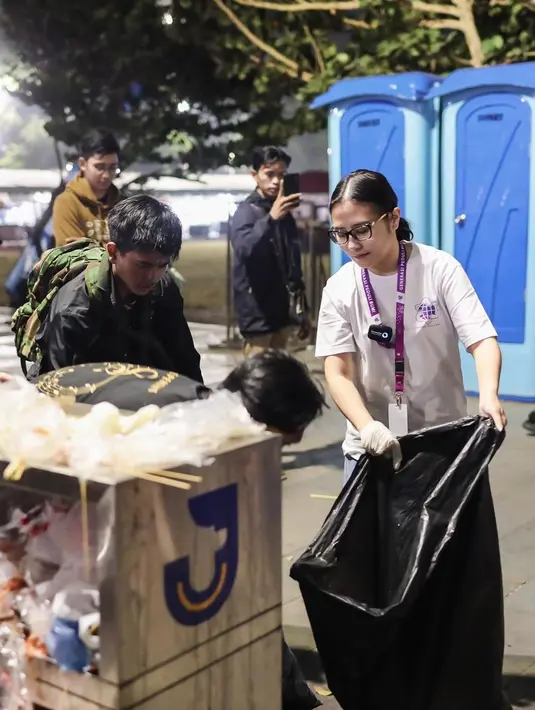 <p>"Semalam pukul 23:00 aku, tim dan volunteer @generasipedulibumi bersih-bersih di Jember setelah acara @jemberfashioncarnaval tetap semangat demi lingkungan yang bersih!," tulis prillylatuconsina96. [Instagram/prillylatuconsina96]</p>