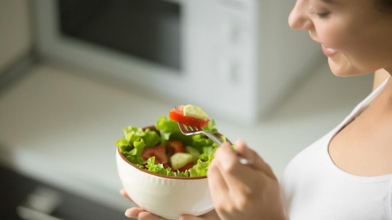 2. Rajin Mengonsumsi Buah dan Sayur