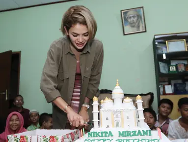 Nikita Mirzani saat merayakan ulang tahun di panti asuhan Muhammadiyah, Jakarta, Jumat (17/3). Kini usai Nikita telah mencapai 31 tahun. (Liputan6.com/Herman Zakharia)