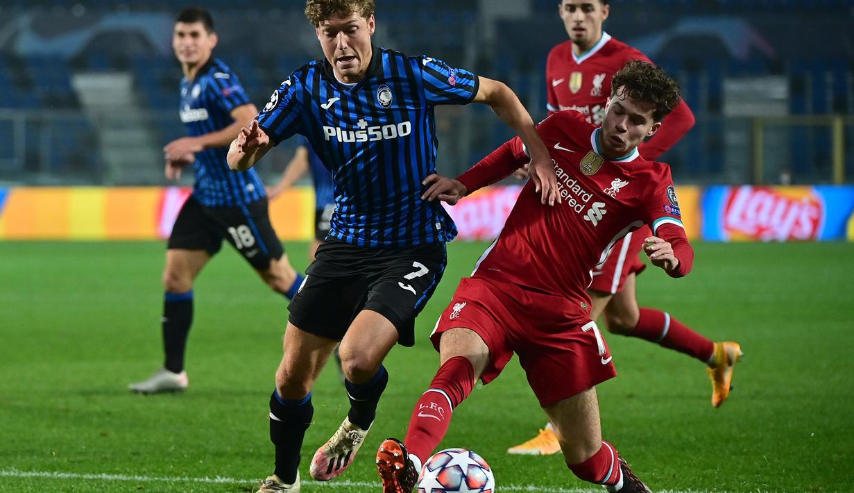 Gelandang Liverpool, Neco Williams, berebut bola dengan penyerang Atalanta, Sam Lammers, pada laga lanjutan Liga Champions 2020/2021 di Gewiss Stadium, Rabu (4/11/2020) dini hari WIB. Liverpool menang 5-0 atas Atalanta. (AFP/Miguel Medina)