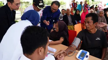 Direktur PT Hero Supermarket Tbk Hadrianus Wahyu Trikusomo berbincang dengan warga korban gempa ketika pemeriksaan kesehatan di Mataram, NTB, Rabu (15/8). PT Hero Supermarket Tbk memberikan bantuan dan dukungan. (Liputan6.com/HO/Eko)