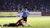 Luiz Suarez mengecoh kiper Indonesia Markus Horison saat pertandingan Indonesia vs Uruguay di Senayan,Jakarta(8/8/2010). Indonesia kalah 1-7. (Bola.com/Nicklas Hanoatubun)