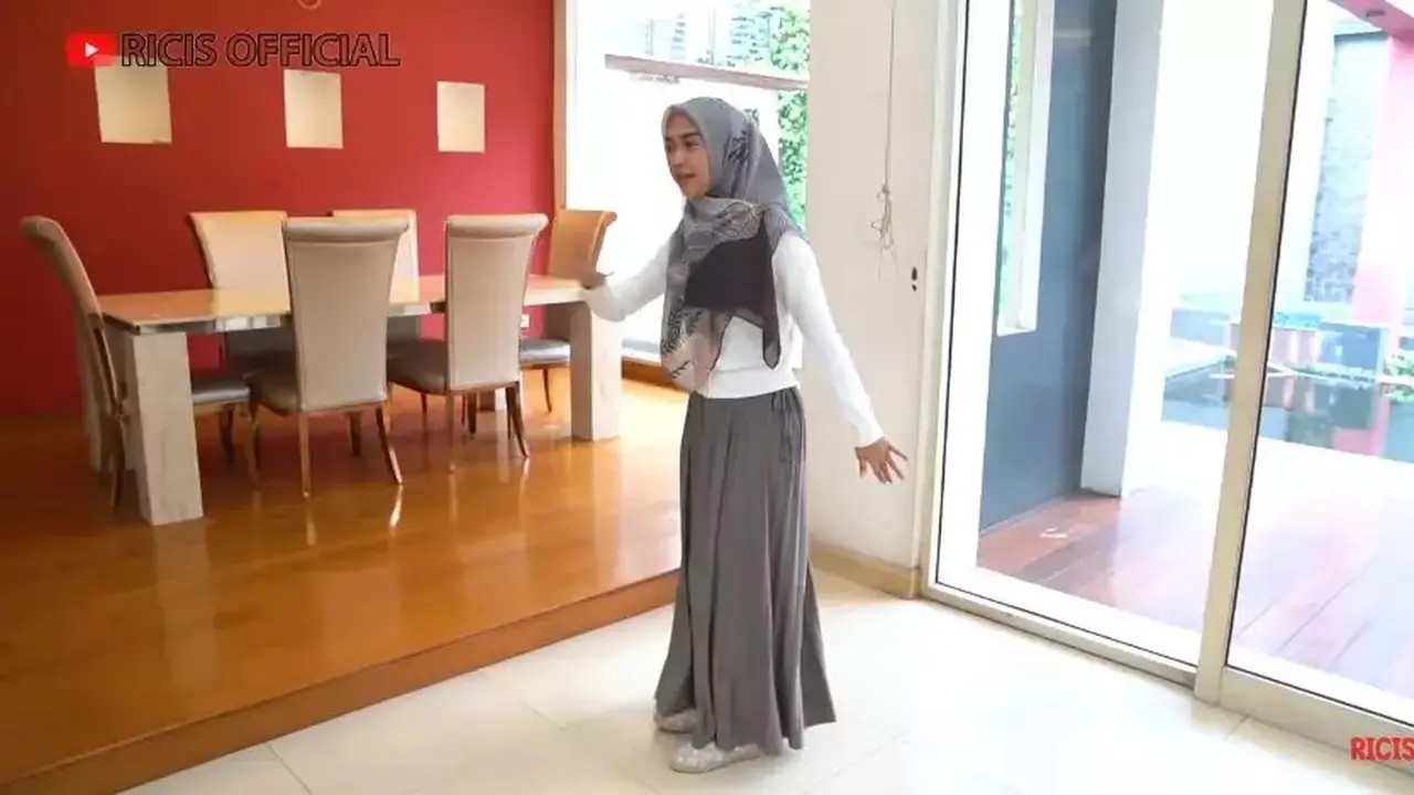 Potret dapur rumah baru Ria Ricis (Sumber: YouTube/Ricis Official)