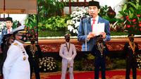 Sejumlah perwira remaja peraih Adhi Makayasa mendengarkan pengarahan dari Presiden Joko Widodo dalam Prasetya Perwira (PRASPA) TNI dan POLRI Tahun 2020 di Istana Negara, Selasa (14/7/2020). Jokowi melantik Praspa TNI dan Polri  dengan menerapkan protokol kesehatan. (ANTARA FOTO/Sigid Kurniawan/POOL)
