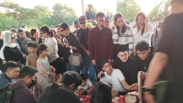 Pemakaman Ade Paloh vokalis Sore Band di TPU Pondok Ranggon, Jakarta Timur