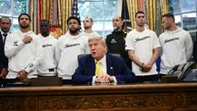 Presiden AS, Donald Trump, berbicara kepada pers di Ruang Oval Gedung Putih saat anggota klub sepak bola Italia, Juventus, dan pelatih Igor Tudor (ketiga dari kanan) berkunjung ke Washington, DC, pada 18 Juni 2025. (Brendan SMIALOWSKI/AFP)