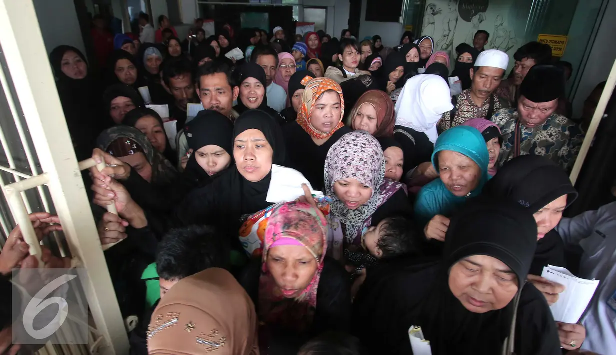 Ratusan TKI saat tiba di Bandara Soekarno Hatta,Tangerang, Rabu (11/11). Sebanyak 450 WNI overstayers dan TKI undocumented dari Jeddah, Arab Saudi dipulangkan pemerintah Indonesia untuk kembali ke kampung halaman. (Liputan6.com/Angga Yuniar)