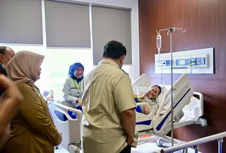 Presiden Prabowo Subianto mengunjungi para korban kecelakaan mobil pengangkut makanan bergizi gratis (MBG) yang terjadi di SDN 01 Kalibaru, Cilincing, Jakarta Utara (Jakut). (Biro Pers)