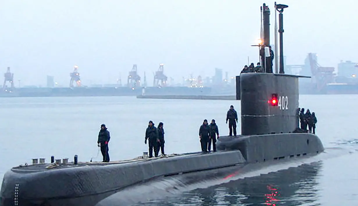 Foto yang dirilis 21 April 2021 kapal selam KRI Nanggala 402 berlabuh di pangkalan angkatan laut di Surabaya. Kapal selam KRI Nanggala-402 dari jajaran Armada II Surabaya hilang kontak saat melaksanakan latihan penembakan Torpedo SUT di perairan selat Bali. (Handout/Indonesia Military/AFP)