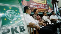 Muhaimin Iskandar (kedua kanan) saat menghadiri diskusi ‘Lebaran Menjelang Harga Menjulang’ di Aula Gus Dur, Jakarta, Kamis (25/6/2015). Muhaimin meminta pemerintah menjamin layanan transportasi yang baik menjelang Lebaran. (Liputan6.com/Johan Tallo)