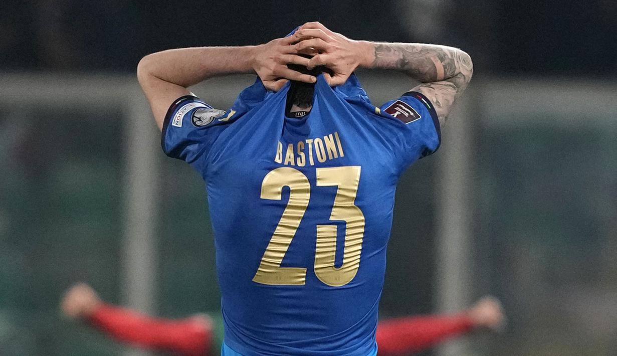 Italia secara mengejutkan gagal lolos ke dua edisi Piala Dunia secara beruntun. Pada tahun ini, Gli Azzuri dikalahkan oleh Makedonia Utara dengan skor 0-2 saat play-off kualifikasi Piala Dunia 2022 di Stadion Renzo Barbera pada Jumat (25/03/2022) lalu. (AP/Antonio Calanni)