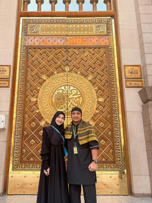 Rica Andriani Umrah Bareng Suami