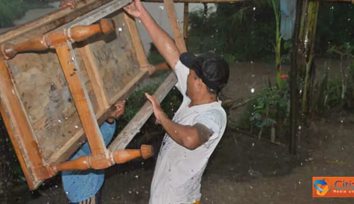 Citizen6, Jember: Warga Dusun Mandilis, Tempurejo terpaksa harus mengungsi untuk menghindari keganasan abrasi Sungai Mandilis yang semakin hari mendekat ke pemukiman penduduk, Rabu (13/4). (Pengirim: Sapto Raharjanto)