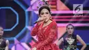 Syahrini tampil menghibur penonton dalam acara SCTV Music Awards 2018 di Studio 6 Emtek, Jakarta, Jumat (27/4). (Liputan6.com/Faizal Fanani)