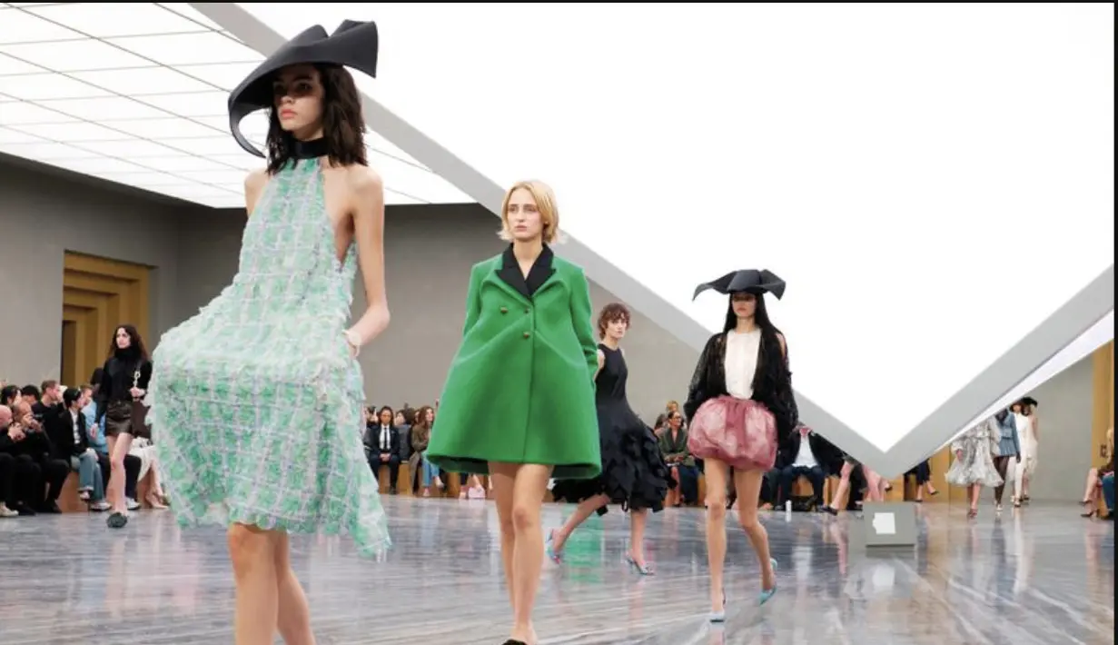 Setelah pendahuluan dalam bentuk film pendek yang meninjau kembali arsip Dior, koleksi Musim Semi-Musim Panas 2026 memulai debutnya dengan gaun putih yang mencolok, lambang era baru.