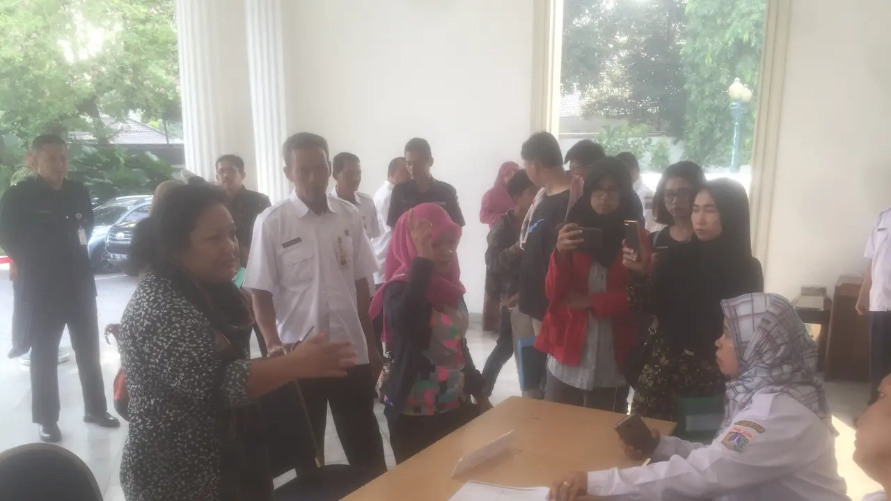 Sosialisasi PPDB Tak Jelas, Seorang Ibu Gebrak Meja Staf Anies