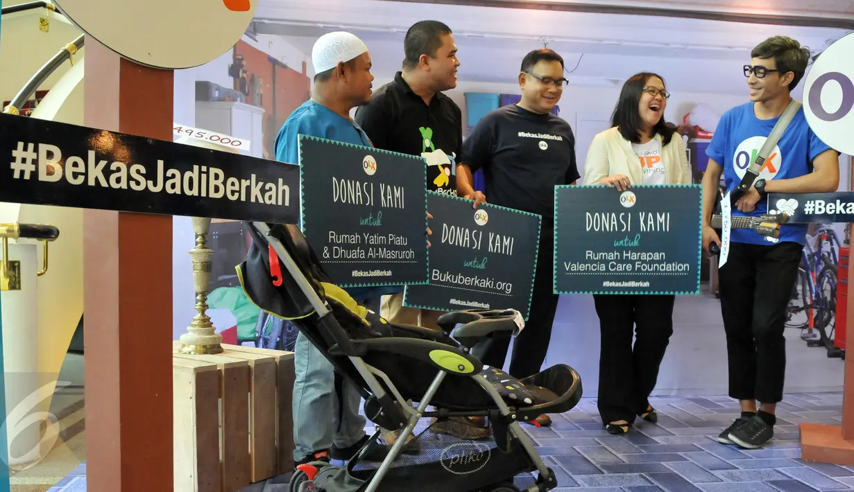 CEO OLX Indonesia Daniel Tumiwa (kedua kiri) berbincang dengan penerima donasi, Jakarta, Kamis (11/6/2015). OLX mengajak masyarakat dalam gerakan sosialisasi membantu sesama dengan tagar #BekasJadiBerkah saat beriklan di OLX (Liputan6.com/Andrian M Tunay)