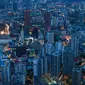 Pemandangan malam umum menunjukkan bangunan seperti yang terlihat dari Menara KL di Kuala Lumpur (13/10/2020). Malaysia tengah memerangi lonjakan baru kasus virus corona baru COVID-19. (AFP/Mohd Rasfan)
