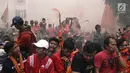 Jakmania membakar bom asap warna-warni saat penyerahan piala Liga I di depan Balai Kota, Jakarta, Sabtu (15/12). Persija kembali meraih juara Liga Indonesia setelah 17 tahun. (Liputan6.com/Herman Zakharia)