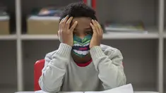Seorang siswa mengenakan masker pada hari pertama kembali ke kelas tatap muka di tengah pandemi COVID-19 di sekolah umum Raul Antonio Fragoso di Sao Paulo, Brasil (8/2/2021). Pemerintah negara bagian Sao Paulo telah mengizinkan sekolah tatap muka. (AP Photo/Andre Penner)