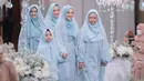 Di acara pengajian, Ria Ricis dan keluarganya memilih nuansa serba biru. Ia sendiri mengenakan dress panjang yang senada dengan cape yang digunakan di luar hijabnya. Busana bernuansa senada juga dikenakan oleh ibu dan saudara-saudara perempuannya. Foto: Instagram.