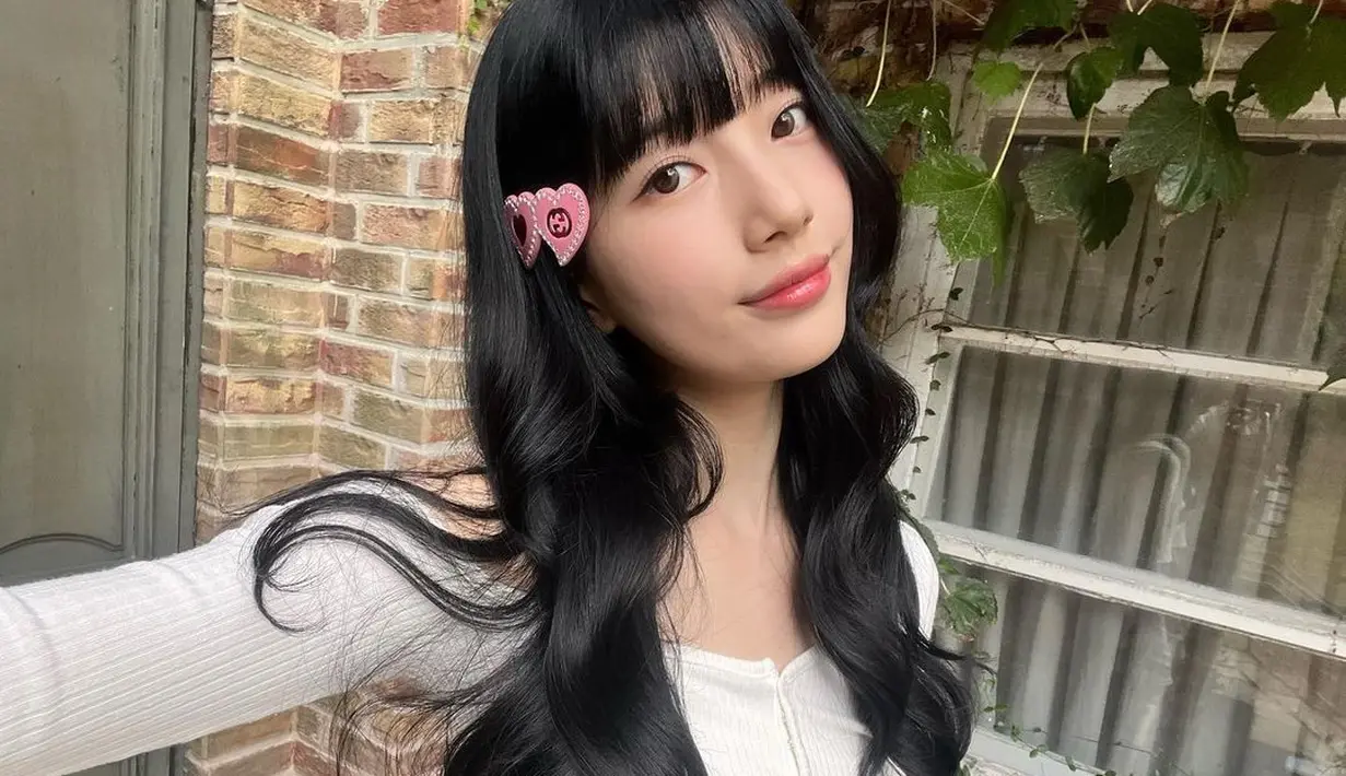 Foto selfie cantiknya yang diambil sendiri oleh Bae Suzy. Memperlihatkan cantiknya ia dalam balutan atasan lengan panjang berwarna putih dengan rambut yang dipermanis dengan jepit pink. [Foto: Instagram/skuukzky]