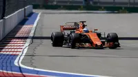 Pebalap McLaren Honda, Fernando Alonso, gagal mengikuti balapan di GP Rusia karena mengalami masalah mesin pada mobilnya ketika warming lap, Minggu (30/4/3017). (EPA/Valdrin Xhemaj)