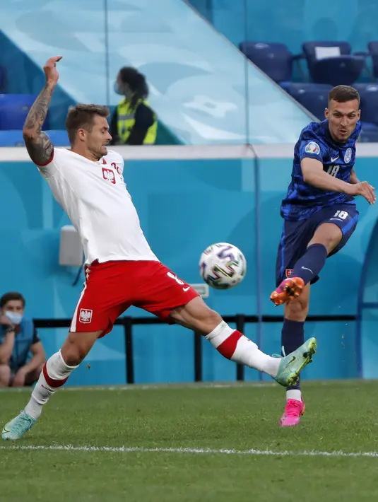Gelandang Slovakia, Lukas Haraslin menembak bola dari kawalan pemain Polandia, Karol Linetty pada pertandingan grup E Euro 2020 di stadion Saint Petersburg, Rusia (14/6/2021).  Kemenangan ini, membuat Slovakia memimpin klasemen Grup E Euro 2020. (Anton Vaganov/Pool via AP)