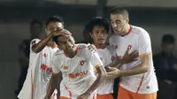 Pemain Perseru Serui merayakan gol yang dicetak oleh Nur Akbar ke gawang Tira Kabo pada laga Piala Presiden 2019 di Stadion Si Jalak Harupat, Jawa Barat, Kamis (7/3).  (Bola.com/M Iqbal Ichsan)