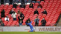 Striker Leicester City, Kelechi Iheanacho, melakukan selebrasi usai mencetak gol ke gawang Southampton pada laga Piala FA di Stadion Wembley, Senin (19/4/2021). Leicester City menang dengan skor 1-0. (John Sibley/Pool via AP)