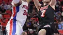 Pemain Miami Heat, Goran Dragic (7) melakukan tembakan melewati adangan pemain Detroit Pistons, Tobias Harris (34) pada laga NBA basketball game di Little Caesars Arena, Detroit, (12/11/2017). Detroit Pistons menang 112-103. (AP/Duane Burleson)