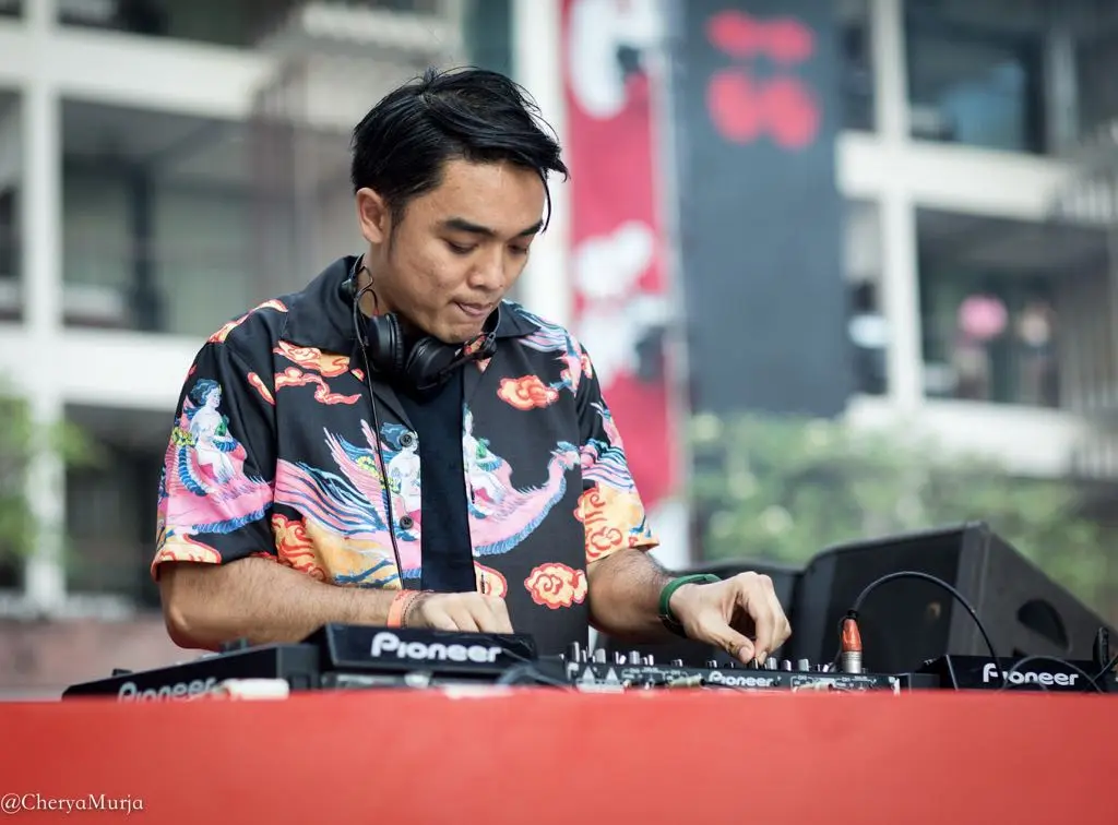 Dipha Barus - Dipha, DJ indonesia yang telah mendapatkan banyak penghargaan, menemani party goers di Pacha Festival Bali 2017 menikmati sunset.