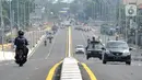 Kendaraan bermotor melintasi flyover simpang gaplek di Pamulang, Tangerang Selatan, Jumat (15/5/2020). Beroperasinya flyover sepanjang 446 meter  yang menghubungkan Ciputat- Parung itu diharapkan membantu mengurai kemacatan yang kerap terjadi di kawasan tersebut. (merdeka.com/Arie Basuki)