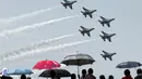 Tim aerobatik angkatan udara Singapura beraksi jelang Golden Jubilee pemerintahan Singapura di sepenjang pantai Selatan, Singapura, (7/8//2015) Pada hari Minggu Singapura akan merayakan 50 Tahun kemerdekaan.  (REUTERS/Edgar Su)