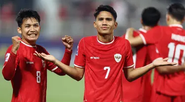 Gelandang timnas Indonesia U-23, Marselino Ferdinan (kedua kiri) bersama Witan Sulaeman melakukan selebrasi dengan setelah mencetak gol dalam pertandingan penyisihan Grup A Piala Asia U-23 melawan Yordania di Stadion Abdullah Bin Khalifa, Doha, 21 April 2024. (KARIM JAAFAR/AFP)