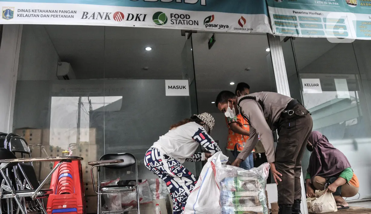 Warga antre membeli produk pangan bersubsidi di Food Station Cipinang, Jakarta Timur, Kamis (8/9/2022). Pemprov DKI melalui Dinas Ketahanan Pangan, Kelautan, dan Pertanian (DKPKP) terus menggelar Program Pangan Bersubsidi dalam rangka memberikan kesempatan pada warga untuk membeli beberapa jenis pangan yang dijual dengan harga yang sangat terjangkau guna peningkatan gizi masyarakat. (merdeka.com/Iqbal S Nugroho)