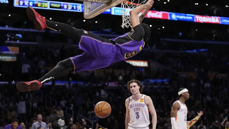 Anthony Davis melakukan dunk saat Lakers melawan Thunder di laga NBA