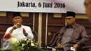 Menteri Pertahanan (Menhan) Ryamizard Ryacudu (kiri) menghadiri silaturahmi bersama warga Nahdlatul Ulama (NU) di Kementerian Pertahanan, Jakarta, Senin (6/6). Acara tersebut dalam rangka menyongsong 1 Abad Nahdlatul Ulama.(Liputan6.com/Johan Tallo)