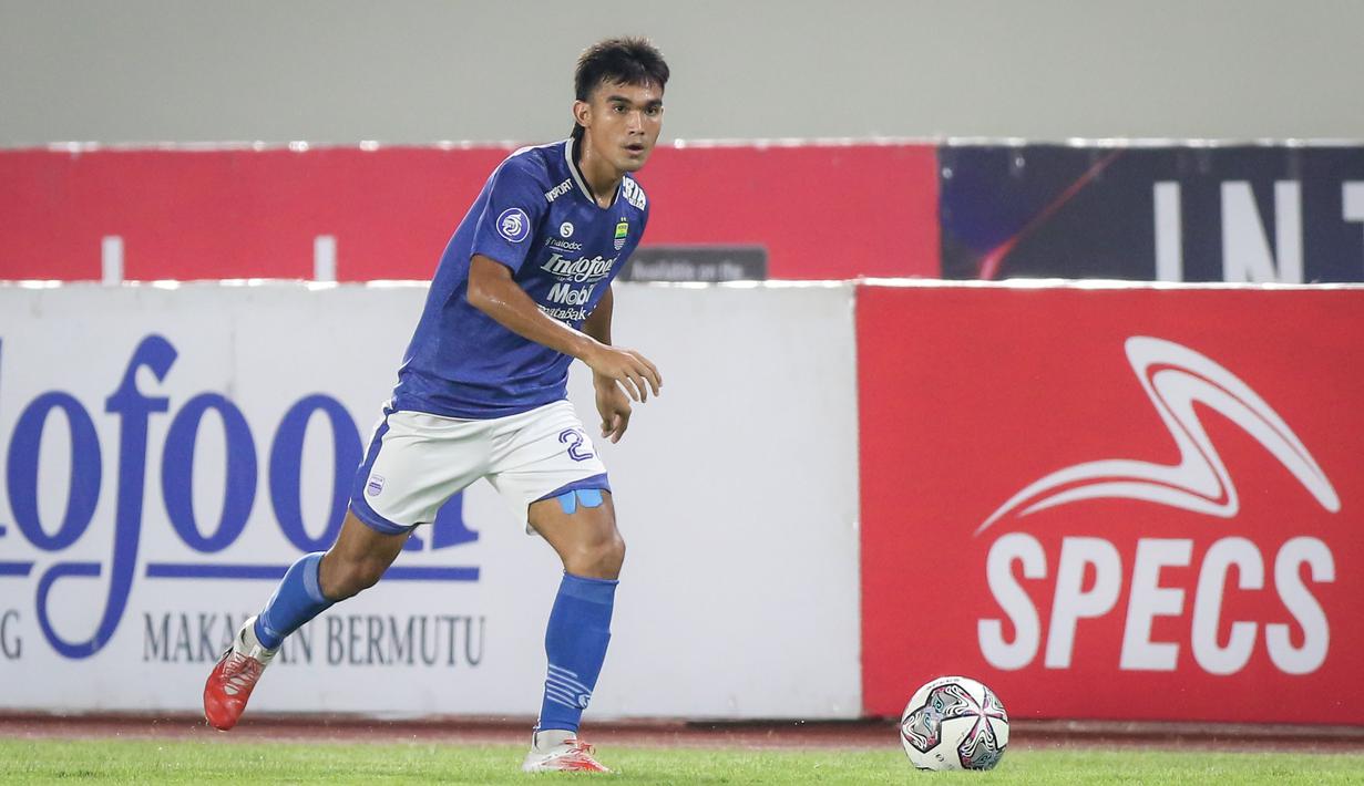 Zalnando sebenarnya merupakan pemain lapis tiga di Persib. Ia selalu kalah dengan Ardi Idrus dan Bayu Fiqri di posisi full back. Pemain 24 tahun tersebut baru dimainkan oleh Robert Albert pada lagakontra Bhayangkara FC setelah dua bek utama andalannya harus absen. (Bola.com/Bagaskara Lazuardi)