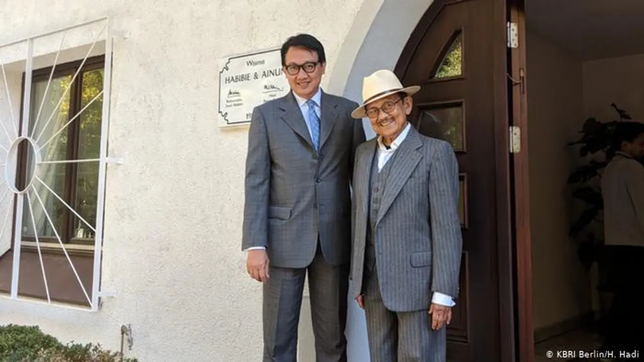 Dubes RI Untuk Jerman Arif Havas Oegroseno bersama BJ Habibie. (KBRI Berlin)