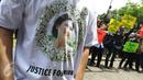 Pendukung Mirna mengenakan kaos bertuliskan 'Justice for Mirna' jelang sidang vonis di PN Jakarta Pusat, Kamis (27/10). Para pendukung Mirna berharap terdakwa Jesicca Wongso divonis mati. (Liputan6.com/Helmi Afandi)