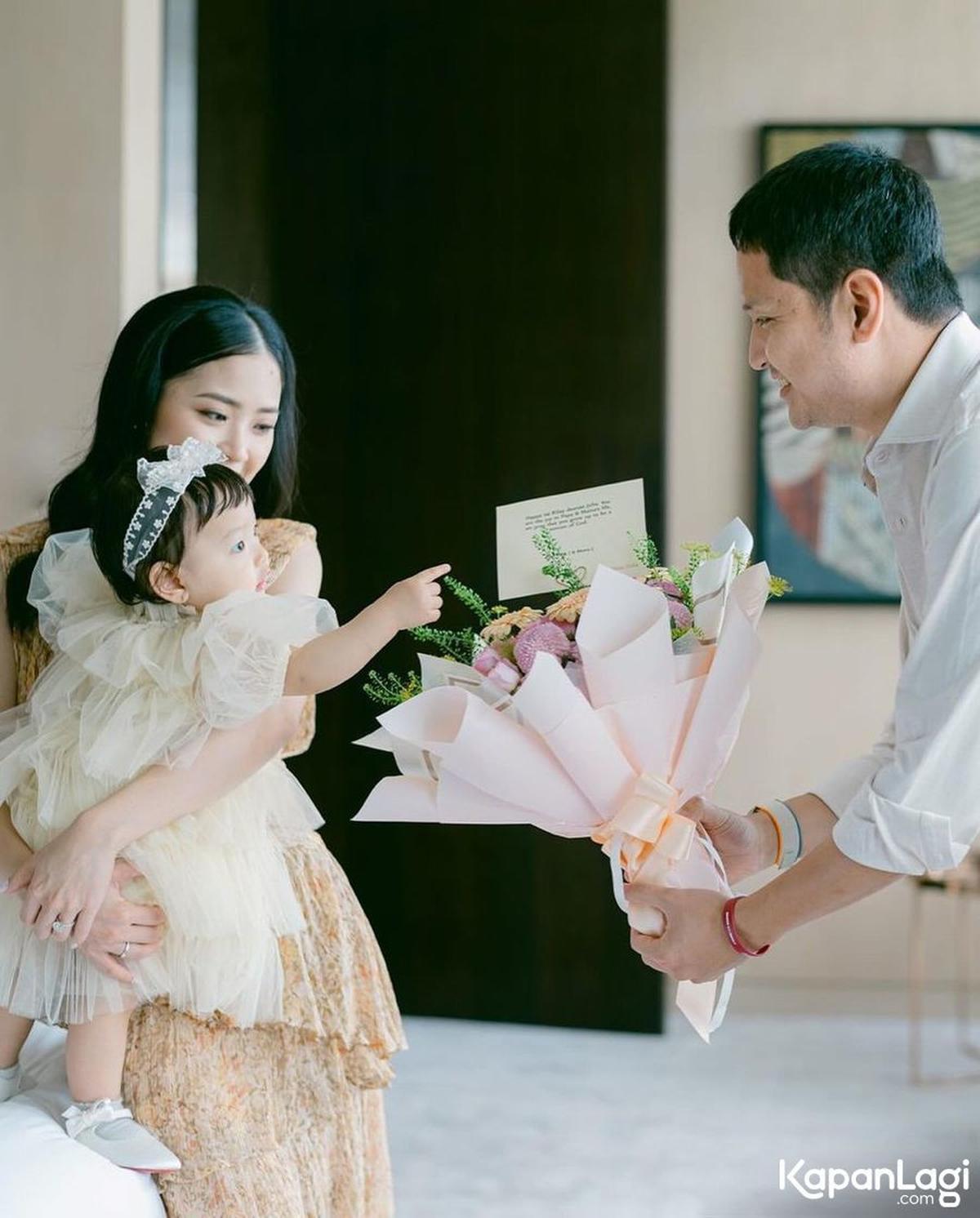 7 Potret Ulang Tahun Julia Putri Jessica Tanoe, Cantik Kenakan Mahkota dan Veil - Ekspresinya Menggemaskan Saat Makan Kue Tart