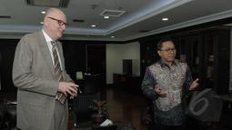 Ketua MPR RI Zulkifli Hasan (kanan) saat berbincang dengan Duta Besar Australia Paul Grigson di Ruang Kerja Ketua MPR, Jakarta, Kamis (26/3/2015). Kunjungan Dubes Australia dalam rangka perkenalan Duta Besar yang baru. (Liputan6.com/Andrian M Tunay)