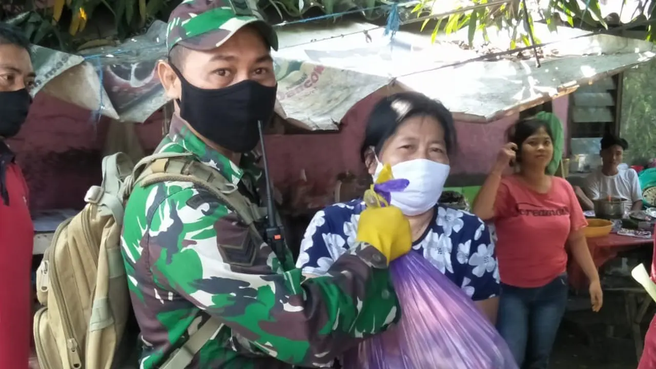 Pemberian bansos sembako. (Foto: Dokumentasi Vihara Sukavati dan Koramil 0201/Serang Kota)