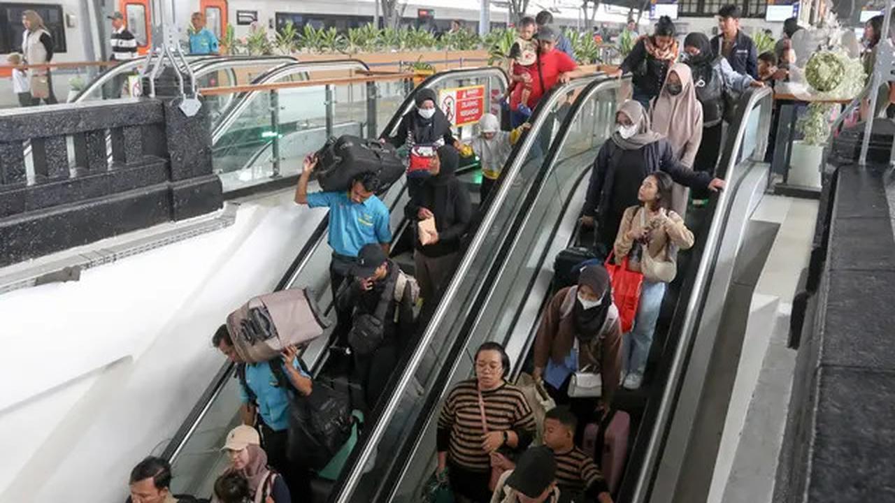 Arus Balik Lebaran 2025, Pemudik Pengguna KAJJ Padati Stasiun Pasar Senen Jakarta