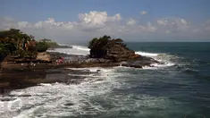Salah satu bangunan pura yang ada di Tanah Lot, Bali, 31 Agustus 2015. Keindahan kawasan wisata Tanah Lot masih menjadi tujuan wisata yang menarik bagi wisatawan lokal maupun mancanegara yang berkunjung ke Bali. (Liputan6.com/Helmi Fithriansyah)